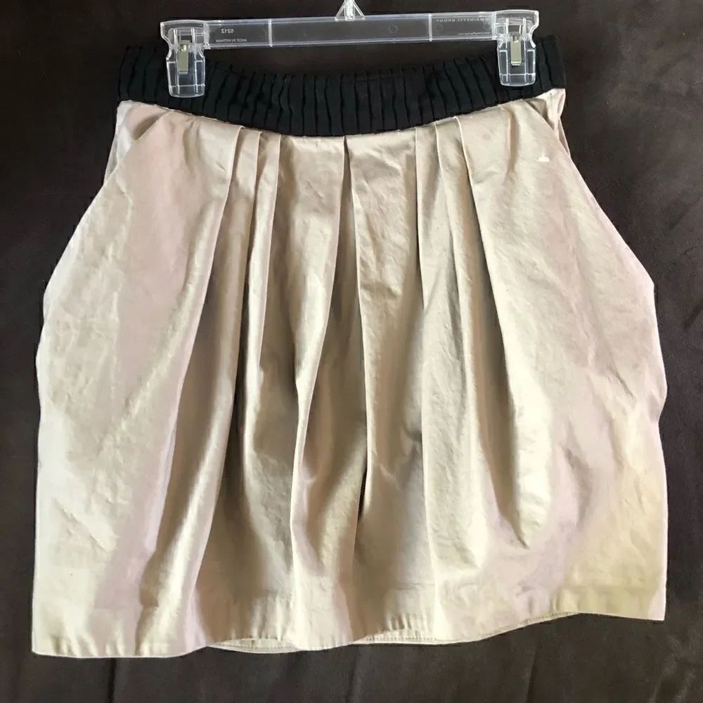 23-H&M Tan and black pleated miniskirt